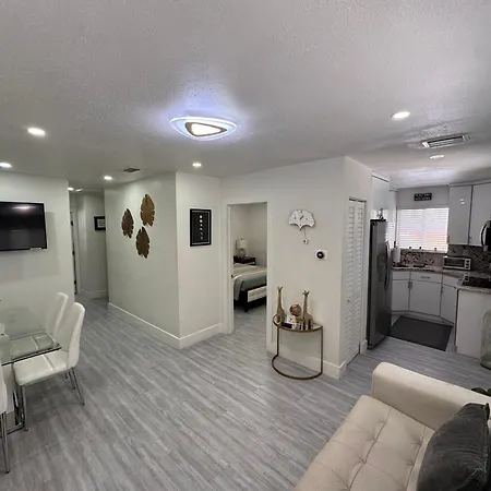 Stylish 2 Bedrooms Apartment By Miami Airport